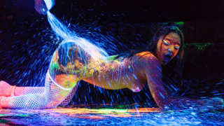 Esmer Çıtır, Neon Işıkları Altında Hunharca Sikişiyor Türkçe Altyazılı Porno